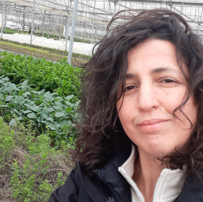 Portrait de Aldjia, bénévole